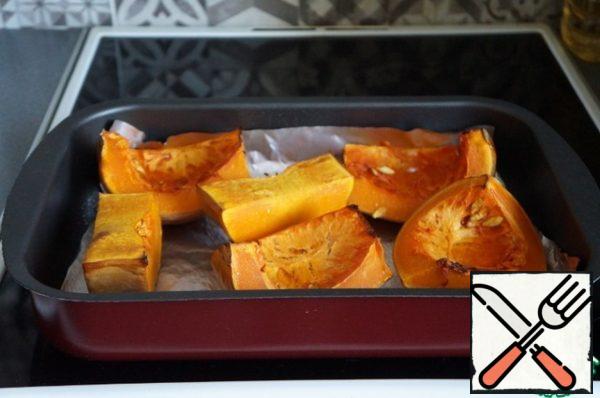 And bake until soft. Then cool, remove the peel. Grind into a puree.
This puree is well stored in the refrigerator for several days or a couple of months in the freezer in a closed container. It can be used in other dishes (pastries, soups, porridges).
