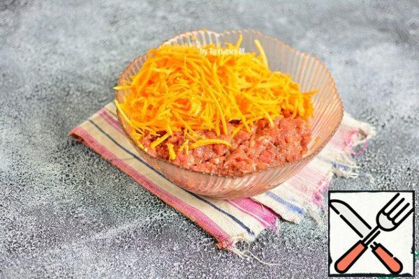 Finely chop onion and garlic into minced meat, add egg, mix.
Add the pumpkin grated on a coarse grater.
