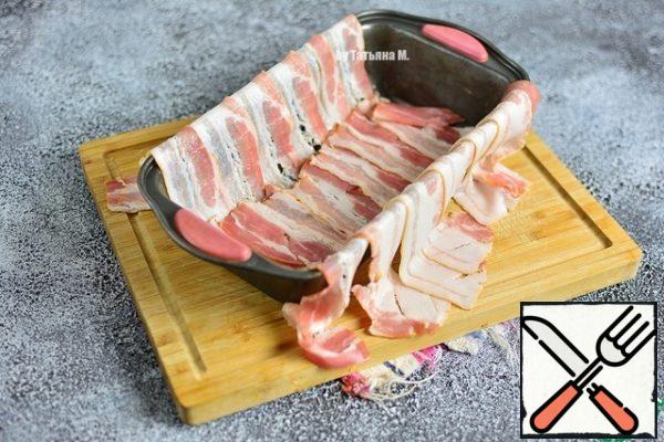Put the bacon in a suitable form so that the edges hang down.
