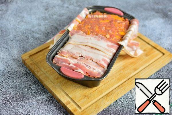 Lay out the remaining minced meat tightly, flatten and cover with hanging bacon.
