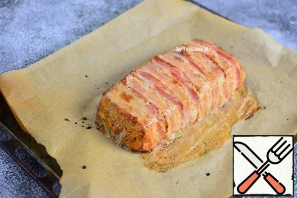 Bake bread in the form in the oven at a temperature of 170 degrees for 20 minutes. Then carefully remove with mittens, drain the liquid from the mold and put it on a baking sheet covered with baking paper.
Increase the heat to 200 degrees and cook for another 20 minutes (until the desired bacon crust forms).
