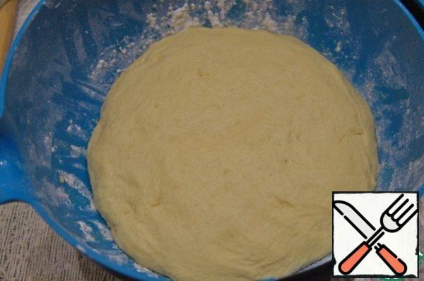When the dough rises for the first time (after about an hour), knead the dough. Let it rise (50 minutes at a temperature of 25 * C) and press down again.

