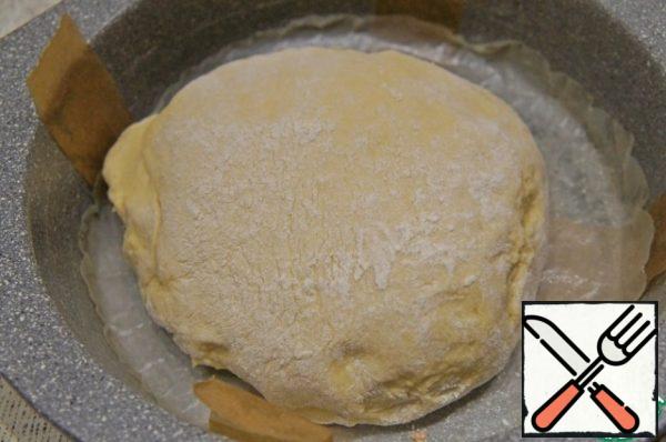 Transfer to a pre-greased and lightly floured form. Mash at the bottom.
