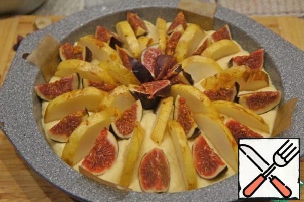 Lay out the fruit, alternating pear slices and Fig slices. It should be done as tightly as possible. I put a little, the fruit remained. Then it was a pity.
