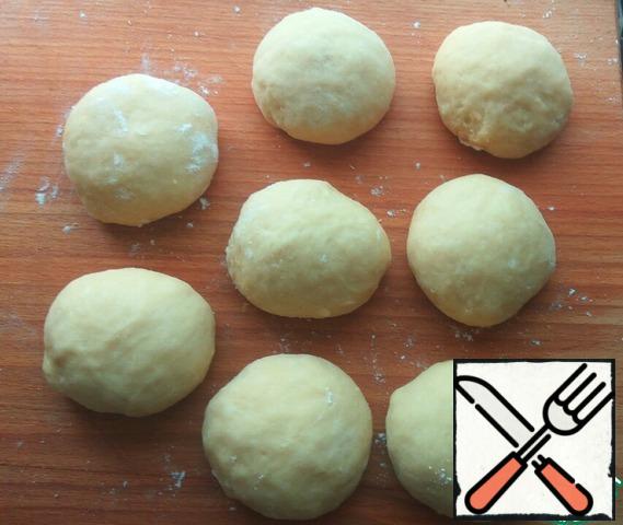 Divide the dough into 8 parts.