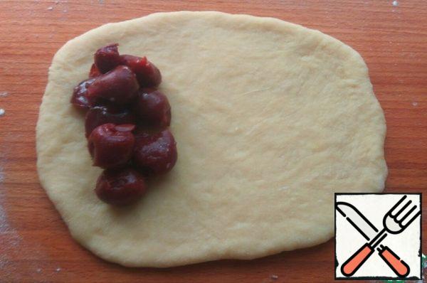Roll each part into an oval.
On the brink posting cherries mixed with starch and the sugars.