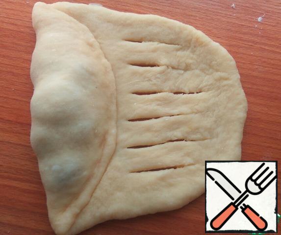 The free edge of the dough cut into strips, not dorezaya to the end.