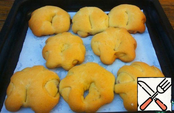 Bake in a preheated oven at 180 degrees for about 25 minutes, until golden brown.
Lubricate the finished hot rolls with butter.
