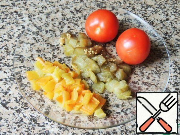 Peel the cooled peppers and eggplants, cut into small pieces. Cut tomatoes into slices, chop the greens.
