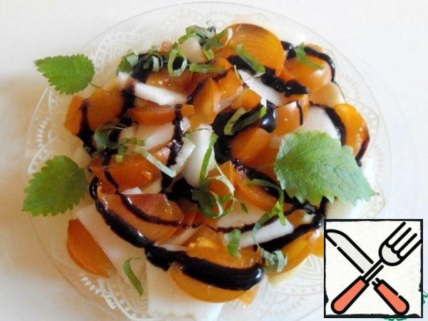 Sprinkle the salad with mint greens and season with chocolate sprinkles (you can prepare the chocolate sauce yourself).
