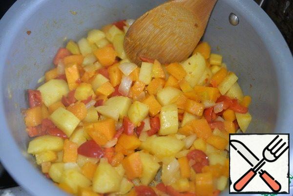 Take a deep saucepan or pan with a thick bottom, heat, pour vegetable oil, put the vegetables and fry on high heat for 2 minutes.