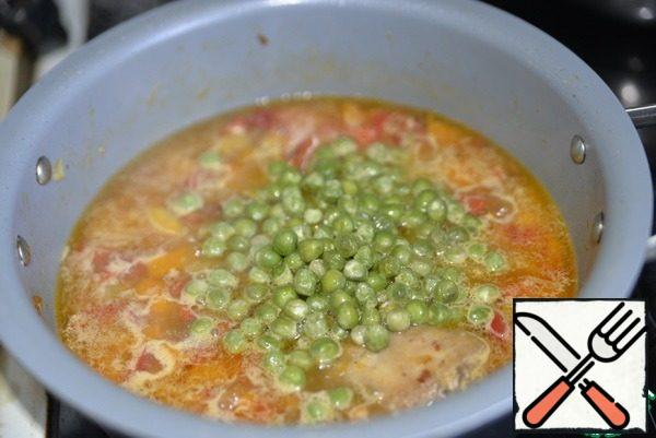 Lay out the peas, I have frozen, you can add string beans, canned beans or canned corn. Stir, cook for 5 minutes over medium heat.
