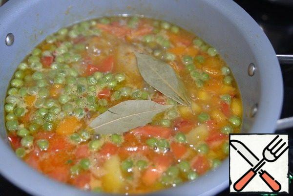 Put the mixture of salt, pepper, bay leaf, stir and cook for another 10 minutes.
