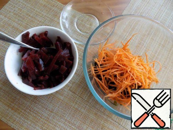 I'll grate the carrots on a large Korean grater. You can use any grater. Take a salad bowl, put pickled beets, seaweed, carrots in it. Plug.

