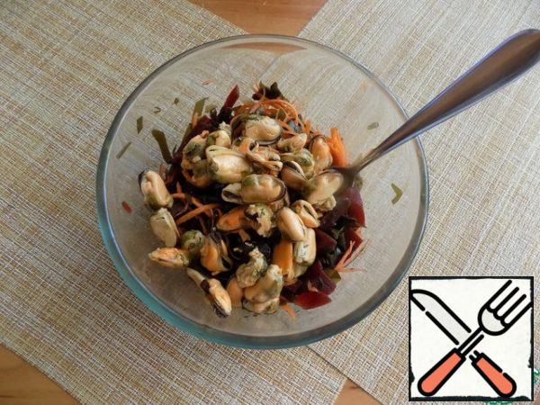 We spread the mussels with a spoon. Mix everything together. If desired, pepper and add oil from mussels to taste. If it seemed to you that it was unsalted, add salt to your taste. I had enough salt, and I didn't salt it.
