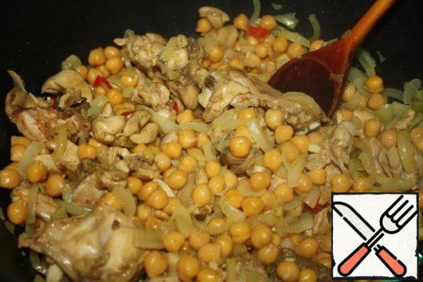 Then add finely chopped garlic, pepper and chickpeas.
My chickpeas were pre-boiled and frozen in portions, before cooking, I took it out and washed it with hot water.
Fry for about 6 minutes.

