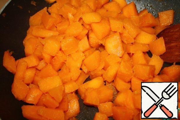 In another pan, fry the pumpkin, cut into small cubes.