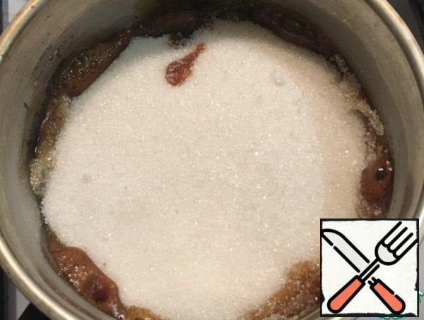 Sugar pour into a saucepan, put on high heat. When the sugar begins to melt, shake.