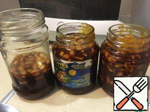 Pour into jars, leave to cool, then put in the fridge overnight. In the morning we enjoy delicious caramel)