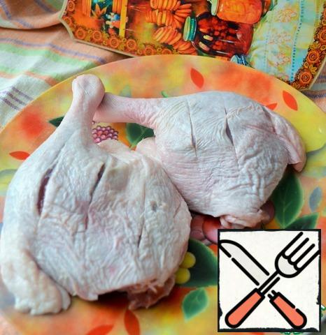 Wash duck legs, dry with a paper towel,
make a few shallow incisions in the skin. For the pepper.