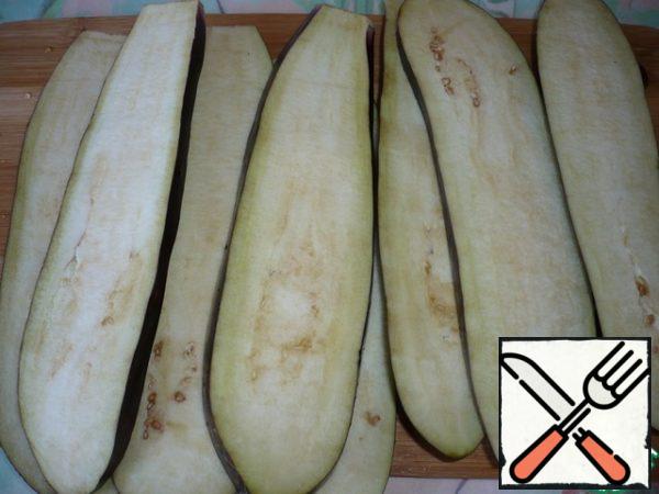 Prepare the eggplant:
Cut the edge with the stalk, cut the eggplant thin slices lengthwise. Soak the slices in salted water for about half an hour. After half an hour, drain the water and dry the eggplant.