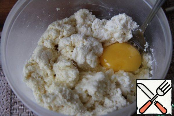 Prepare cottage cheese mass (I took the usual cottage cheese 9%): cottage cheese mixed with sugar, vanilla sugar and egg. Stir.