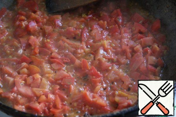 Prepare the dressing sauce. In the same pan put out finely chopped tomatoes. From total number of take for this grams 300. The rest-grind!