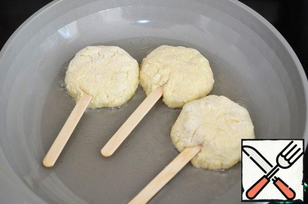 Roll well in the manna-flour mixture and fry in a pan with the addition of oil.