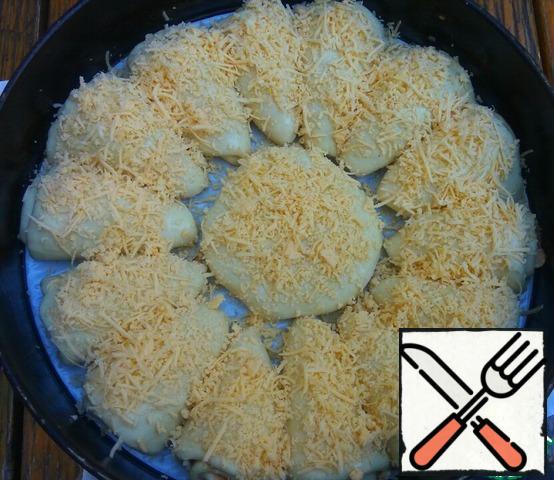 Before you put in the oven, the cake must be greased with egg and sprinkle with grated cheese.
