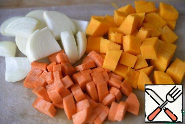 Carrots, onions and pumpkin wash, peel, cut into big pieces onion, pumpkin and carrot cubes.