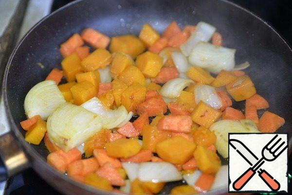 Fry the vegetables on high heat in vegetable oil until Golden.