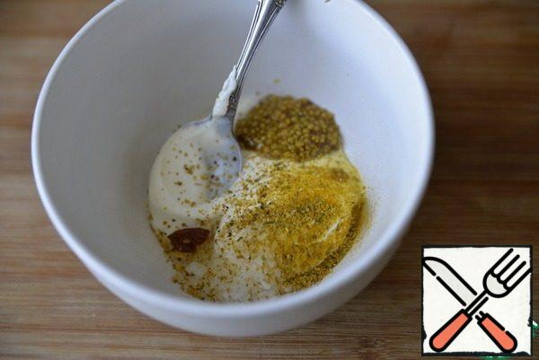 Prepare the filling. Mix sour cream, salt, curry, chili pepper and mustard with grains. Dilute with broth or water.
