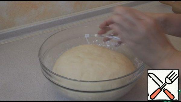 The dough is soft, slightly sticky to the hands. Sprinkle a bowl with flour, spread the dough, wrap and leave in a warm place without drafts for lifting. It has doubled in size, I stood for half an hour.