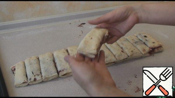 Take a sharp knife and cut the dough into strips with a width of about three fingers.