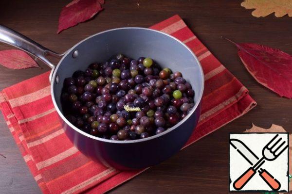 To begin, remove all the grapes from the twigs, removing the spoiled fruit. Put the prepared grapes in a saucepan and add 1-2 tablespoons of drinking water.