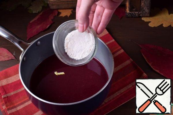 Now the juice must be weighed and, based on its amount, weigh the sugar and vanilla.
I got 350 grams of juice from 600 grams of grapes. For this amount, I took 7 grams of quittin and 350 grams of sugar.
So, return the juice back to the saucepan, add the quittin, pouring it over the surface with "rain", stirring constantly.
Put the pan on the fire and bring to a boil, stirring constantly.
