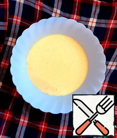 3 eggs beat with the sugar in foam. Add a pinch of salt and a tablespoon of vegetable oil.
Pour in the eggs with the sugar glass of lukewarm water and gradually introduce the flour, stir thoroughly, I do it with a mixer