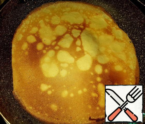 Grease the pan with vegetable oil bake pancakes.