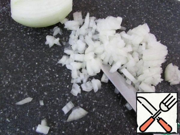 Peel the onions. Finely chop.