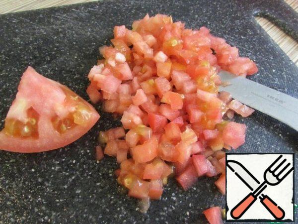 Wash the tomatoes, dry with a paper towel. Finely chop together with the pulp and seeds.