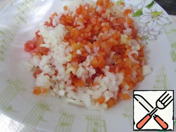 Put onions, tomatoes, bell peppers, garlic in a salad bowl.
