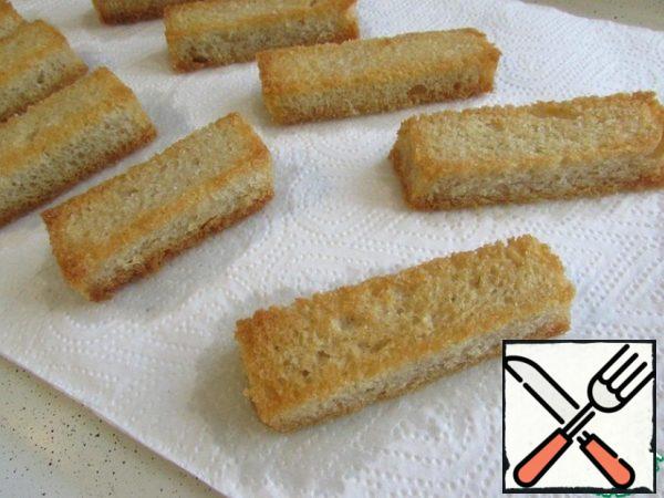 Bake until Golden brown, but try not to over-dry. Remove the baking sheet with crackers from the oven. Put them on a paper towel to remove excess oil. Everything! Crackers are ready! 