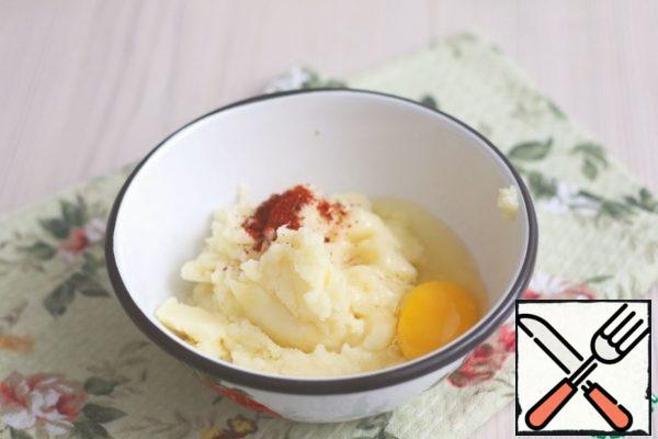 In a bowl with mashed potatoes (5 tbsp. spoons) add the egg (1 PC.), add a mixture of spices for potatoes (optional).