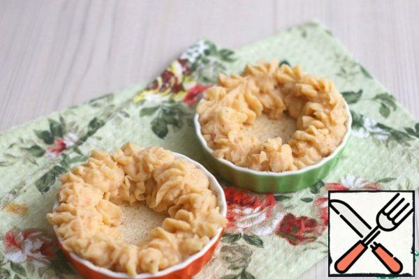 Grease part of the mold with butter, then sprinkle with breadcrumbs.
Put the mashed potatoes in the molds with a spoon or using a pastry bag.
