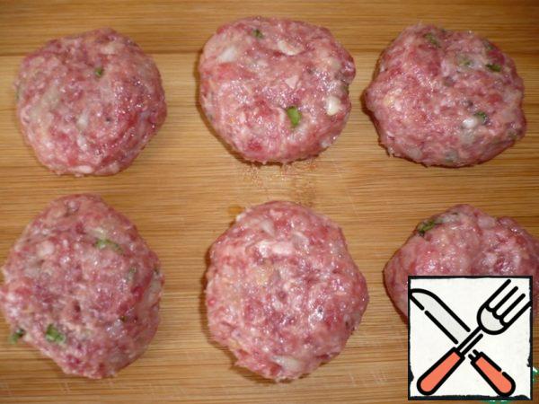 Knead the minced meat, so that it is well "molded". Form small round cutlets, which are slightly flattened ( the size of the meat ball depends on the length and width of the eggplant plates).