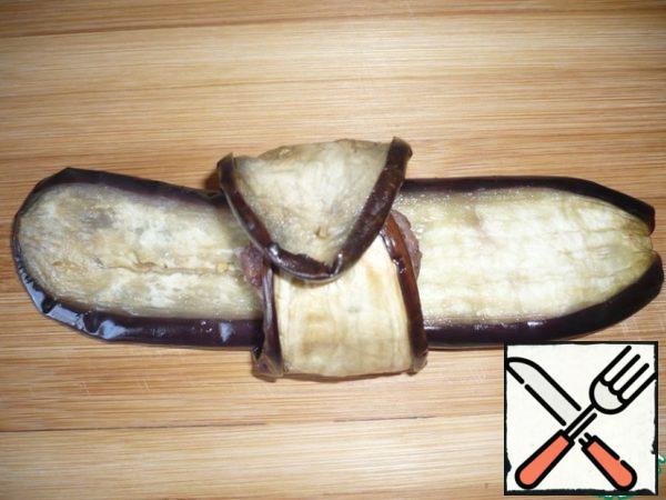 Wrap the cutlets in strips of eggplant: tuck the two edges of the lower eggplant plate to the cutlet.