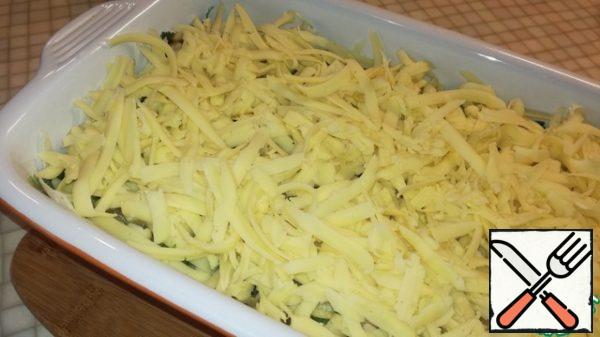 Grate the cheese on a coarse grater (leave 30-40 g for the last layer), put it on top of the mushrooms.
