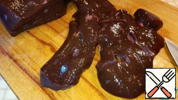 Wash the liver, remove the film and cut into portions.

