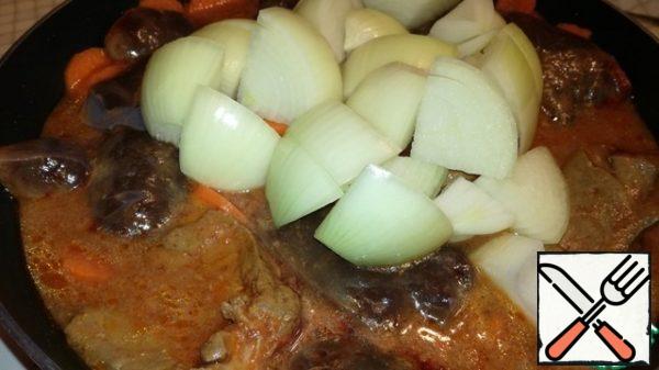 Next, we send the coarsely chopped onion. Stir and simmer over moderate heat for 5-7 minutes.
