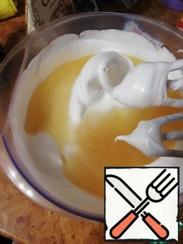 Softened butter beat with a mixer and, gently, add a spoonful of cooled custard. Each time, beat well with a mixer. We get the most delicate custard. Beat well-cooled cream with powdered sugar until strong peaks. Dissolve gelatin in a water bath and gently pour through a strainer into whipped cream. All beat up.